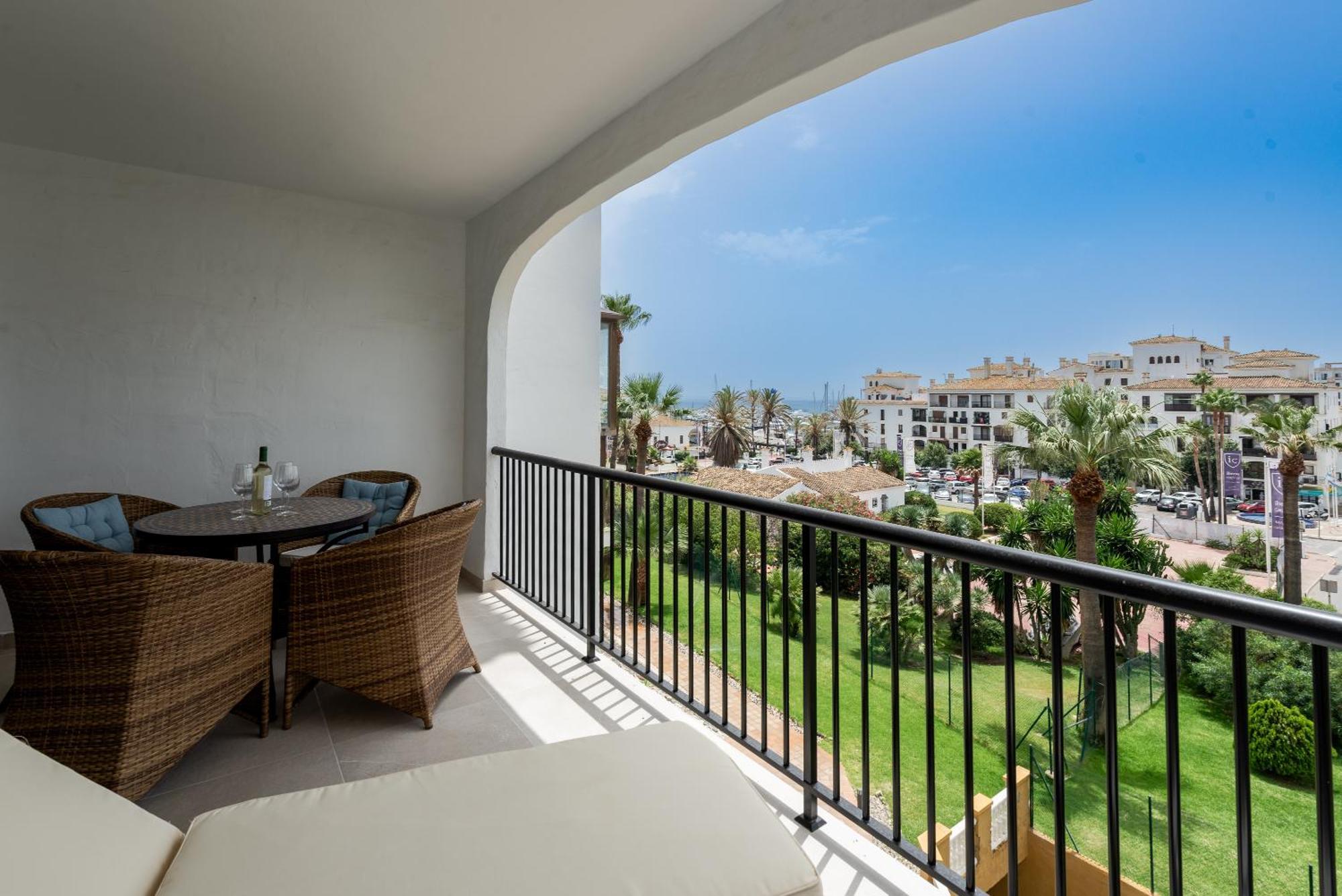 Duquesa Port Retreat Apartment Манилва Екстериор снимка