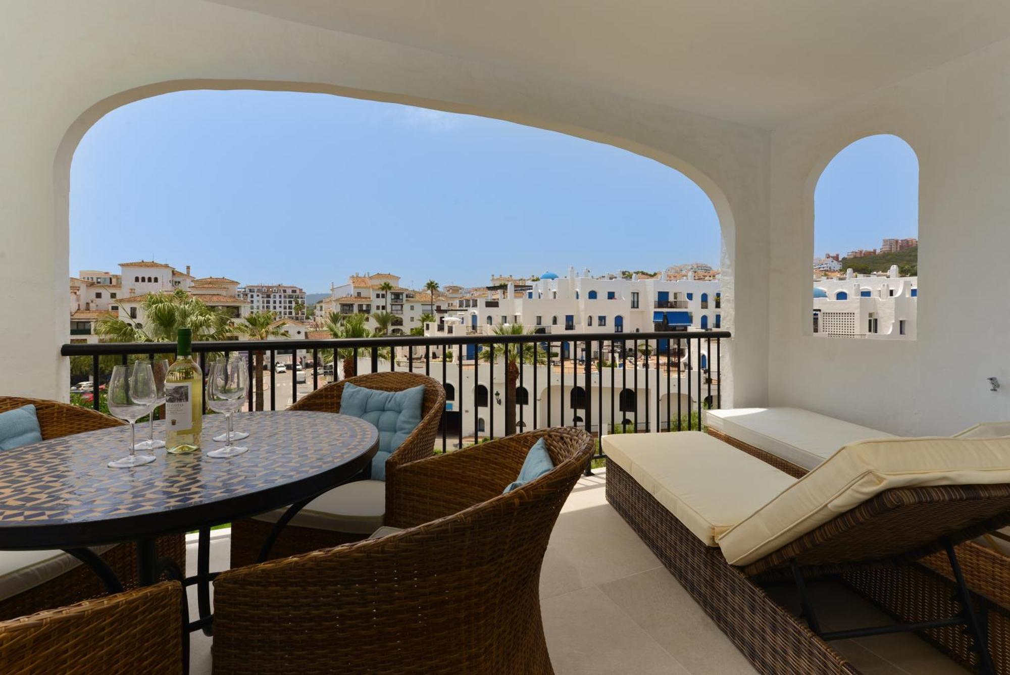 Duquesa Port Retreat Apartment Манилва Екстериор снимка